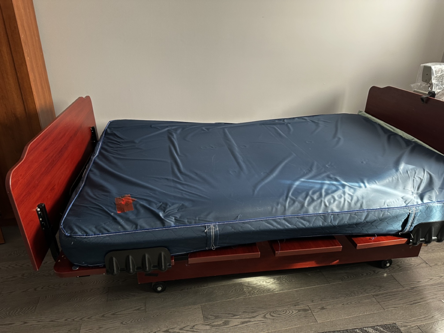 Hospital Bed - Adjustable - Excellent Condition - photo 2