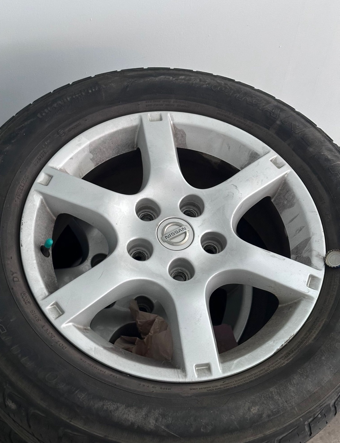 Set of four Nissan alloy rims with tires - photo 3
