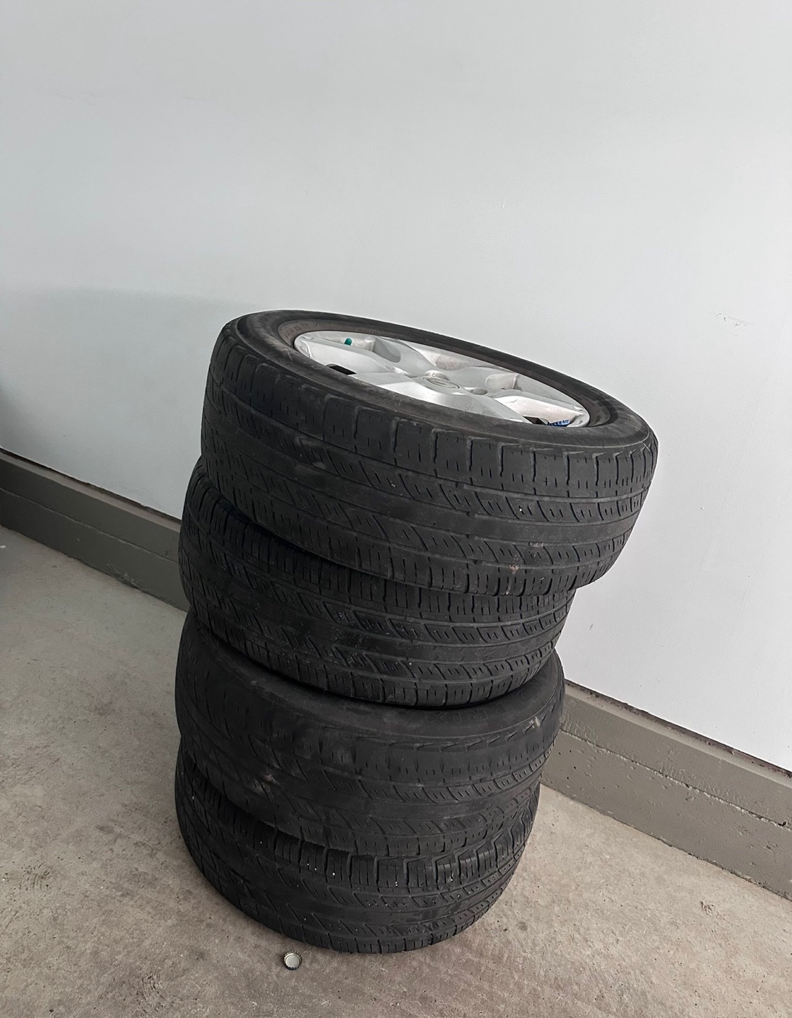 Set of four Nissan alloy rims with tires - photo 4