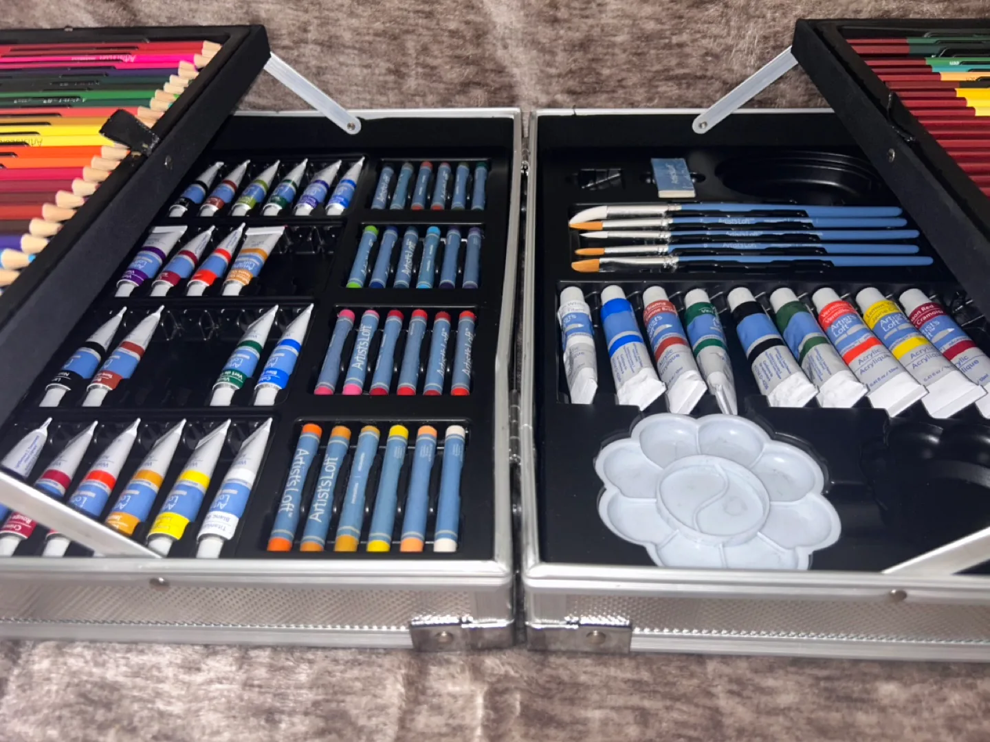 Artist's Carry Case with Colour Pencils, Paints, and Brushes image indicator(4)
