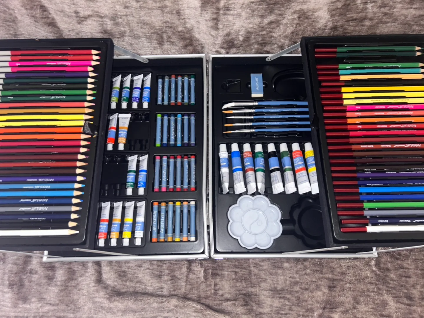 Artist's Carry Case with Colour Pencils, Paints, and Brushes image indicator(3)