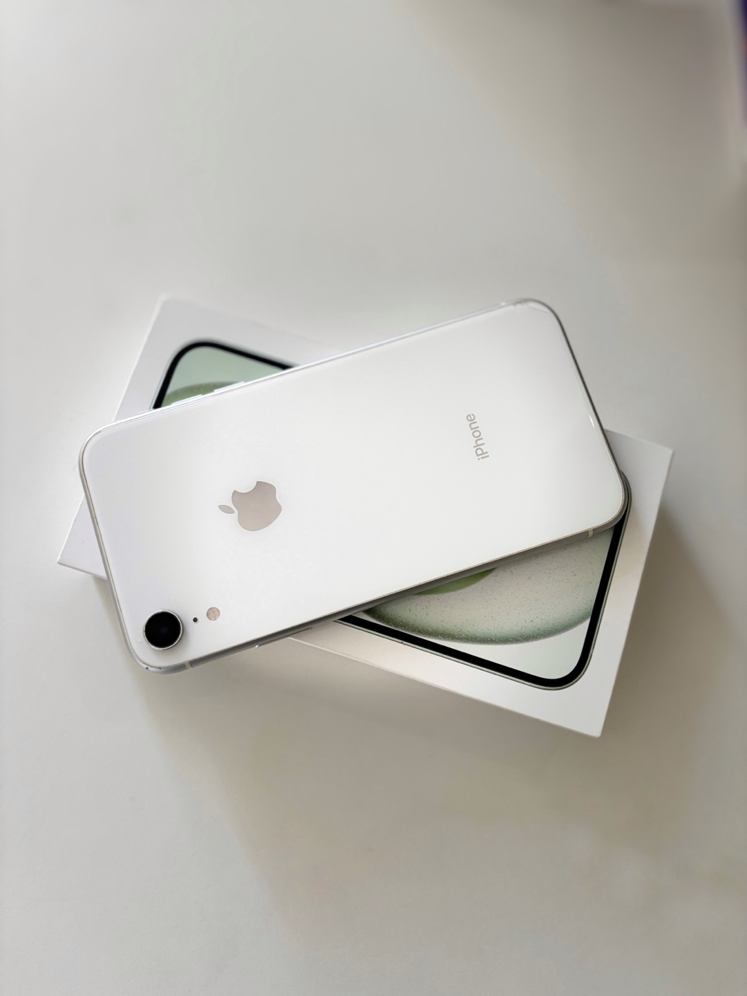 iPhone XR 64GB White - 81% Battery Health - photo 2