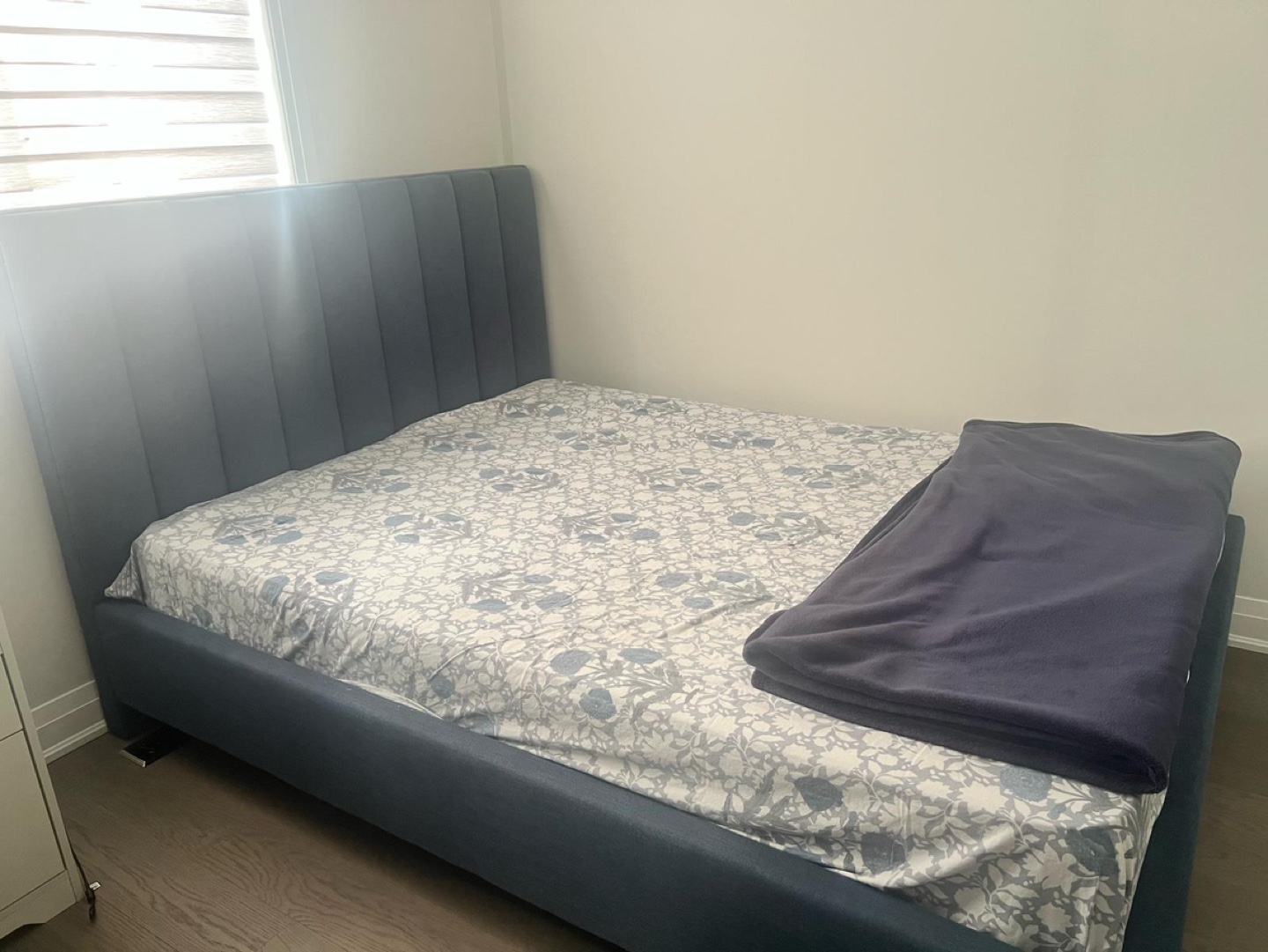 Queen-size upholstered bed frame - photo 3