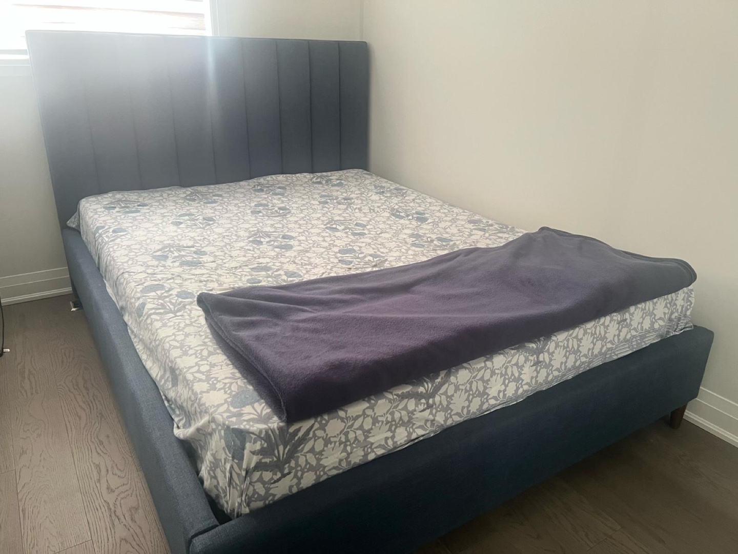 Queen-size upholstered bed frame - photo 2