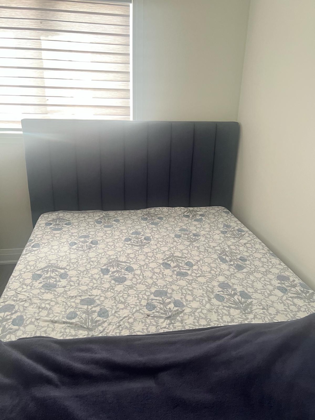 Queen-size upholstered bed frame - photo 4