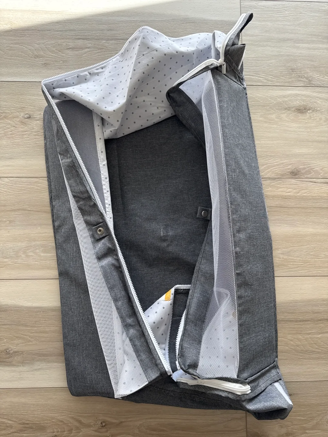 Baby Bassinet with Adjustable Height and Mosquito Net image indicator(3)