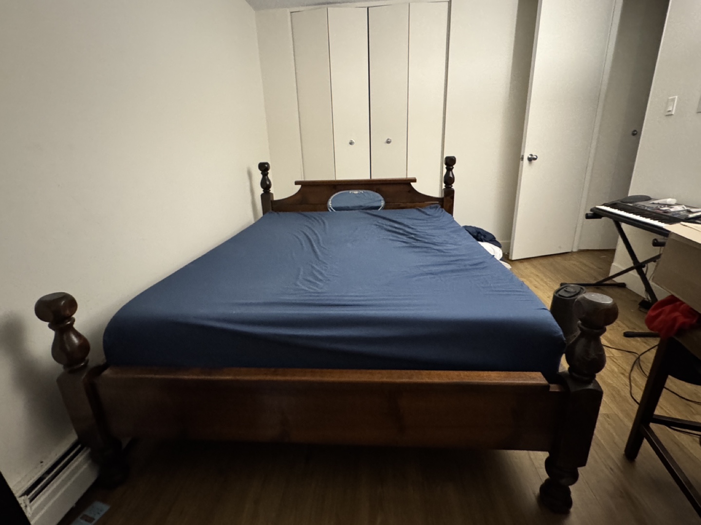 Dark Wood Bedroom Set - Queen Size Bed, Nightstand & Dresser - photo 4