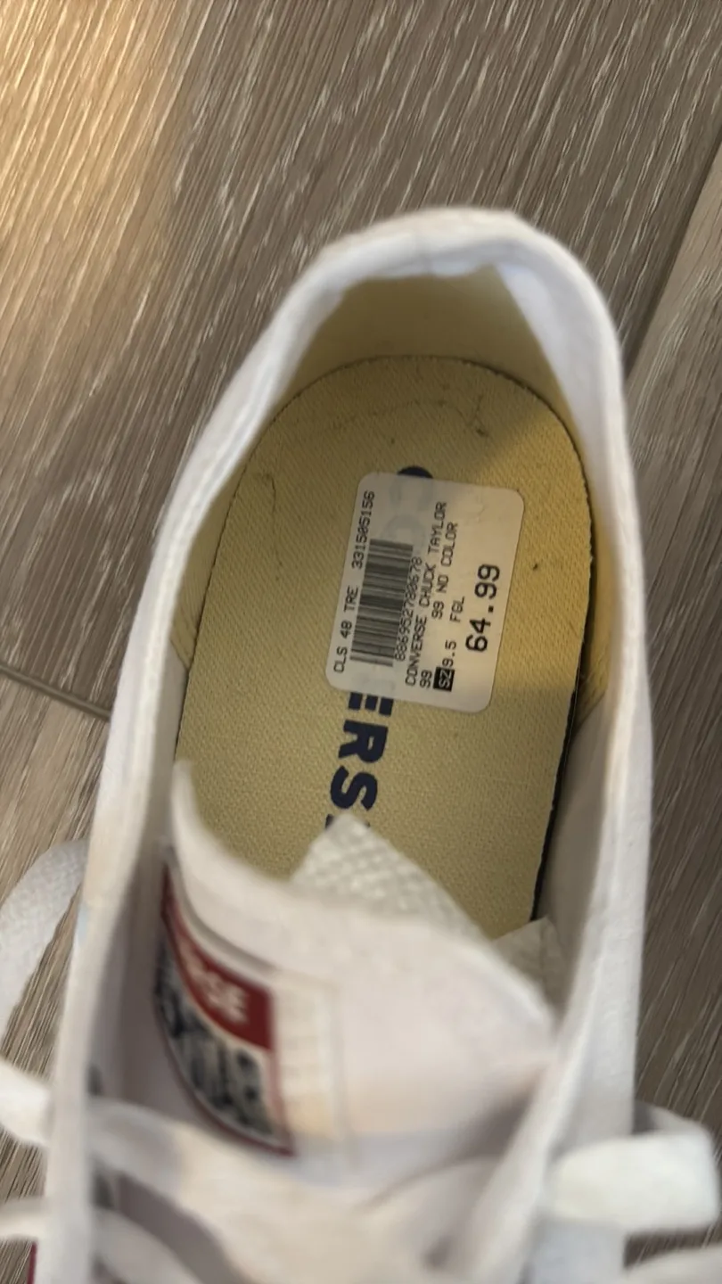 NWT Converse Chuck Taylor Low Tops (Size 10US) image indicator(3)