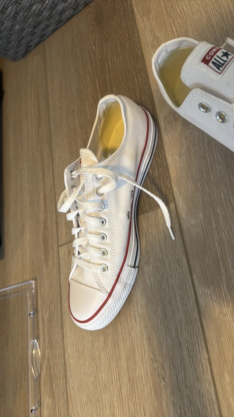 NWT Converse Chuck Taylor Low Tops (Size 10US) image indicator(2)