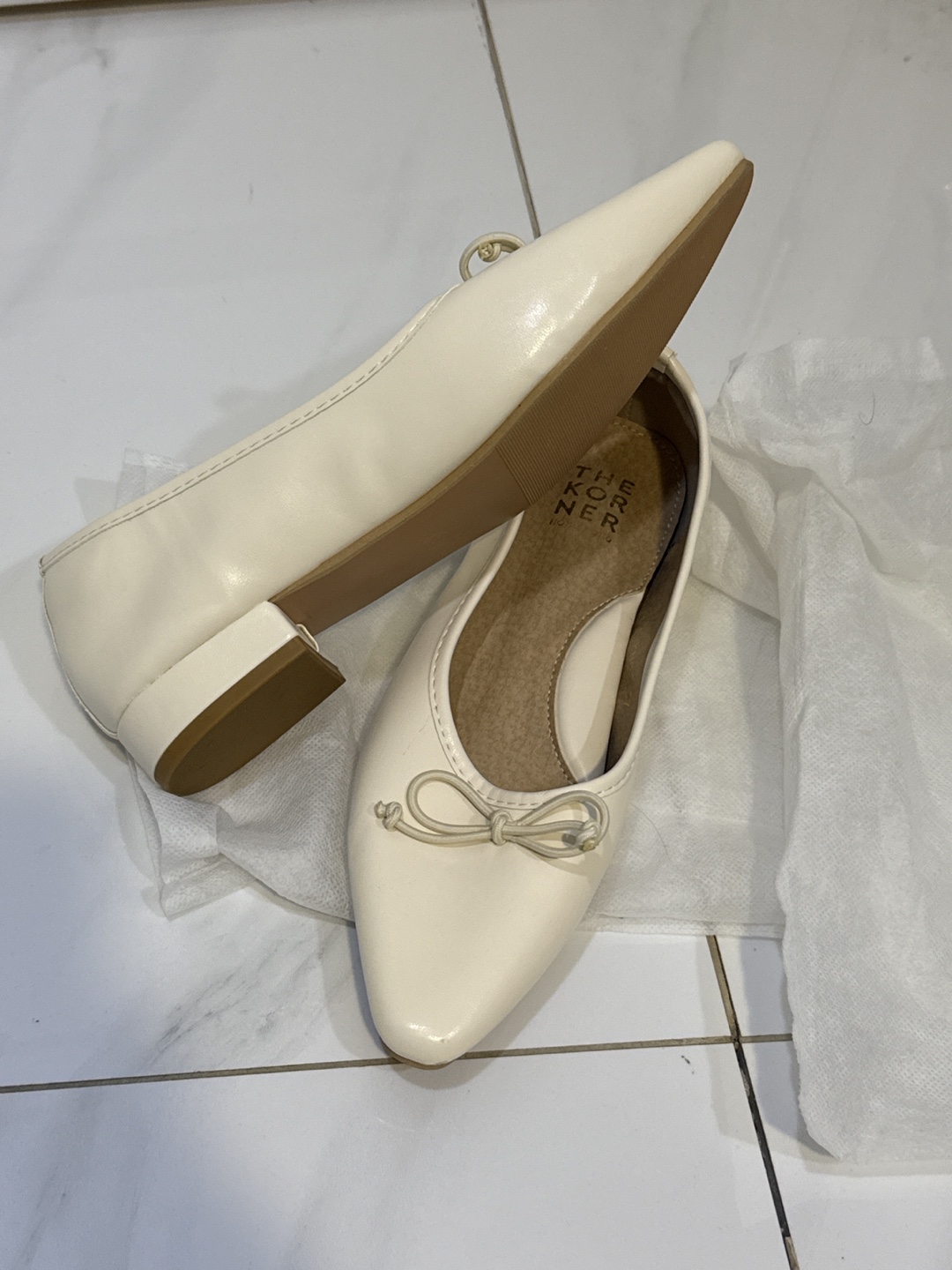 Cream-coloured pointed-toe flats with bows - photo 3