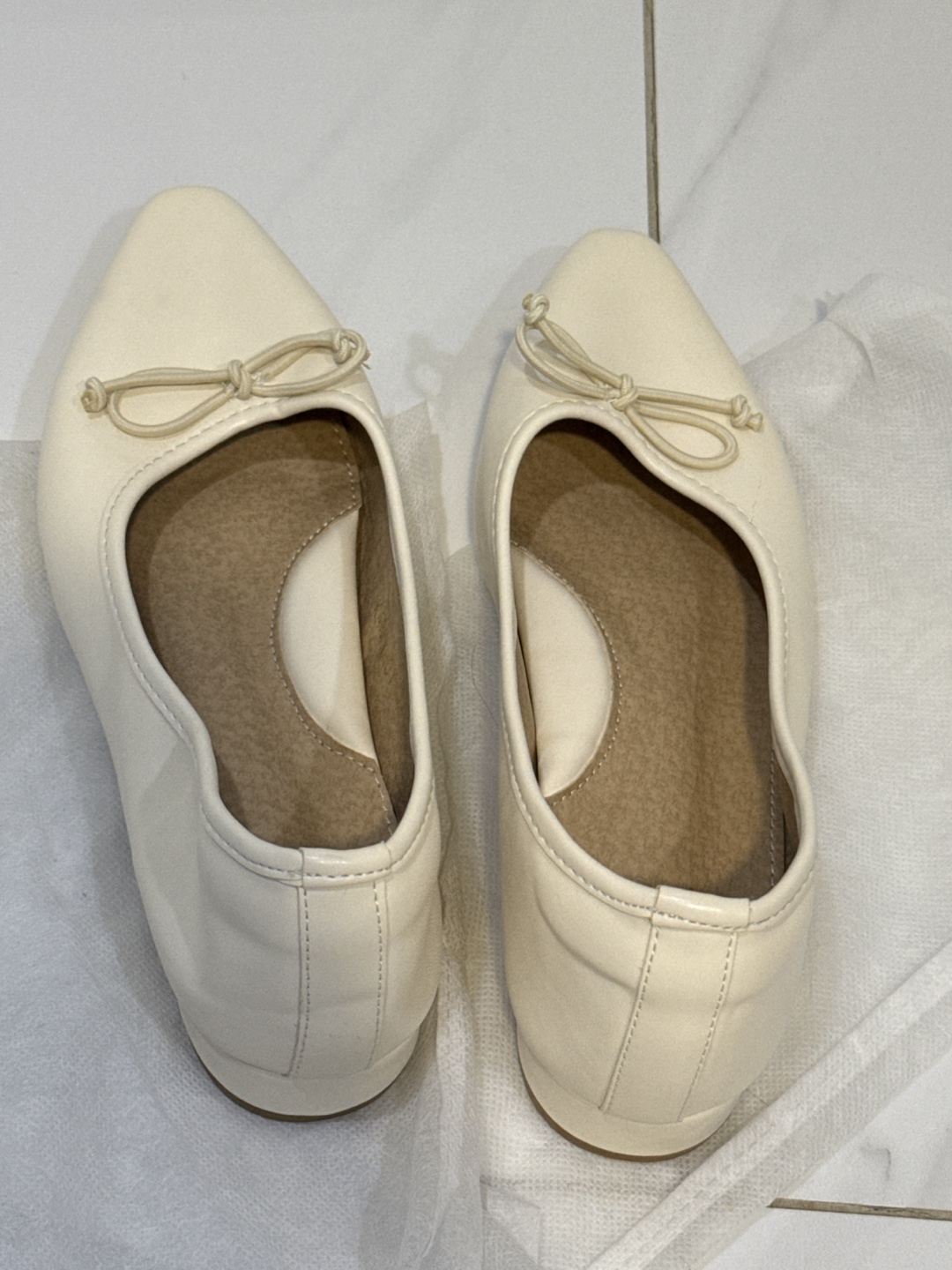 Cream-coloured pointed-toe flats with bows - photo 2