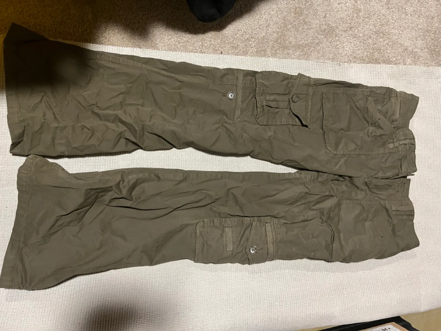 2 pairs of cargo pants Levi’s and garage image indicator(2)