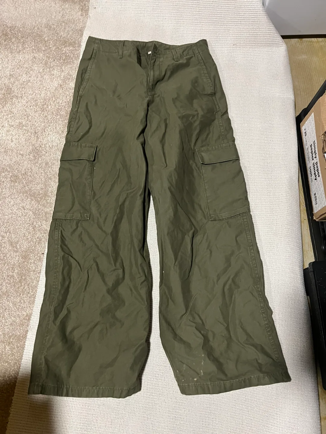 2 pairs of cargo pants Levi’s and garage image indicator(4)