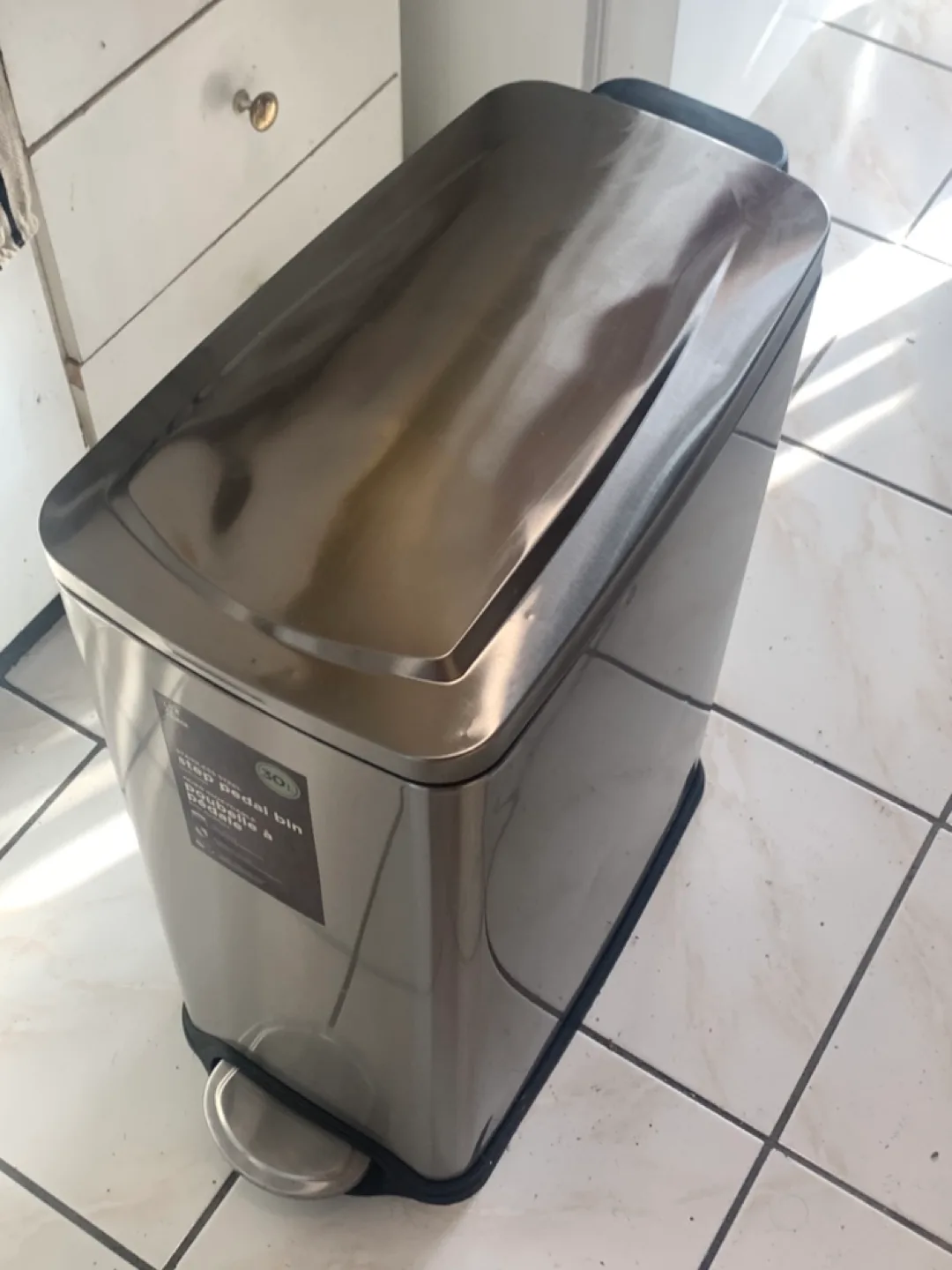 30 Litre Tall Slim Stainless Steel Pedal Garbage Can image indicator(9)