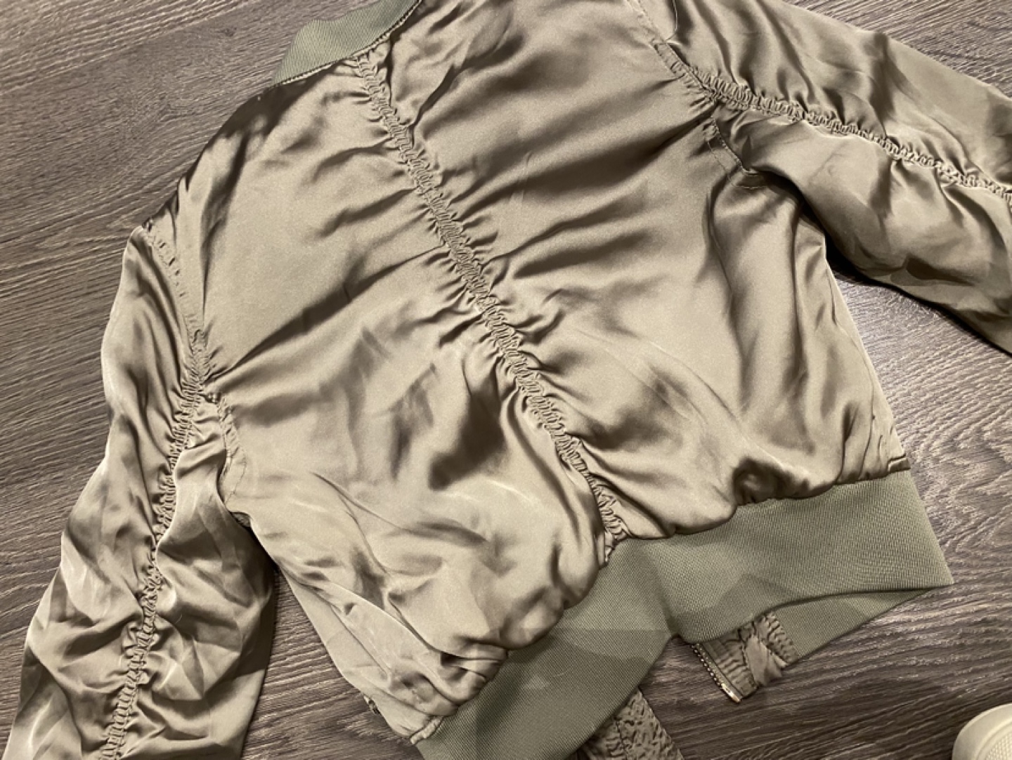 H&M Olive Green Satin Cropped Bomber Jacket - photo 3