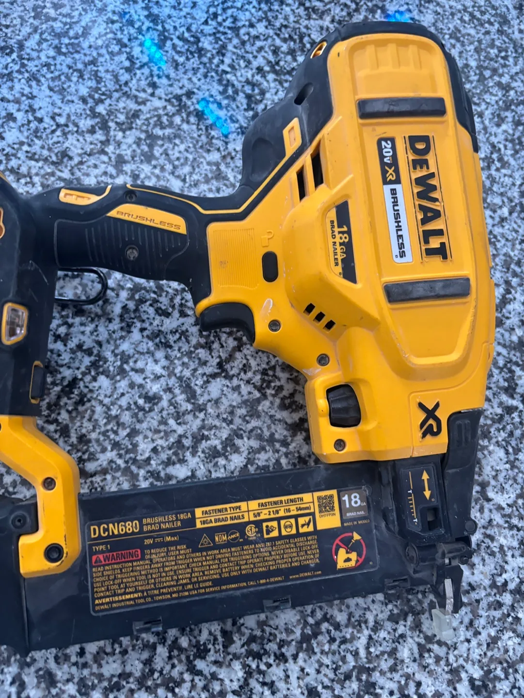 Dewalt 20v XR Brushless 18ga Brad Nailer thumbnail
