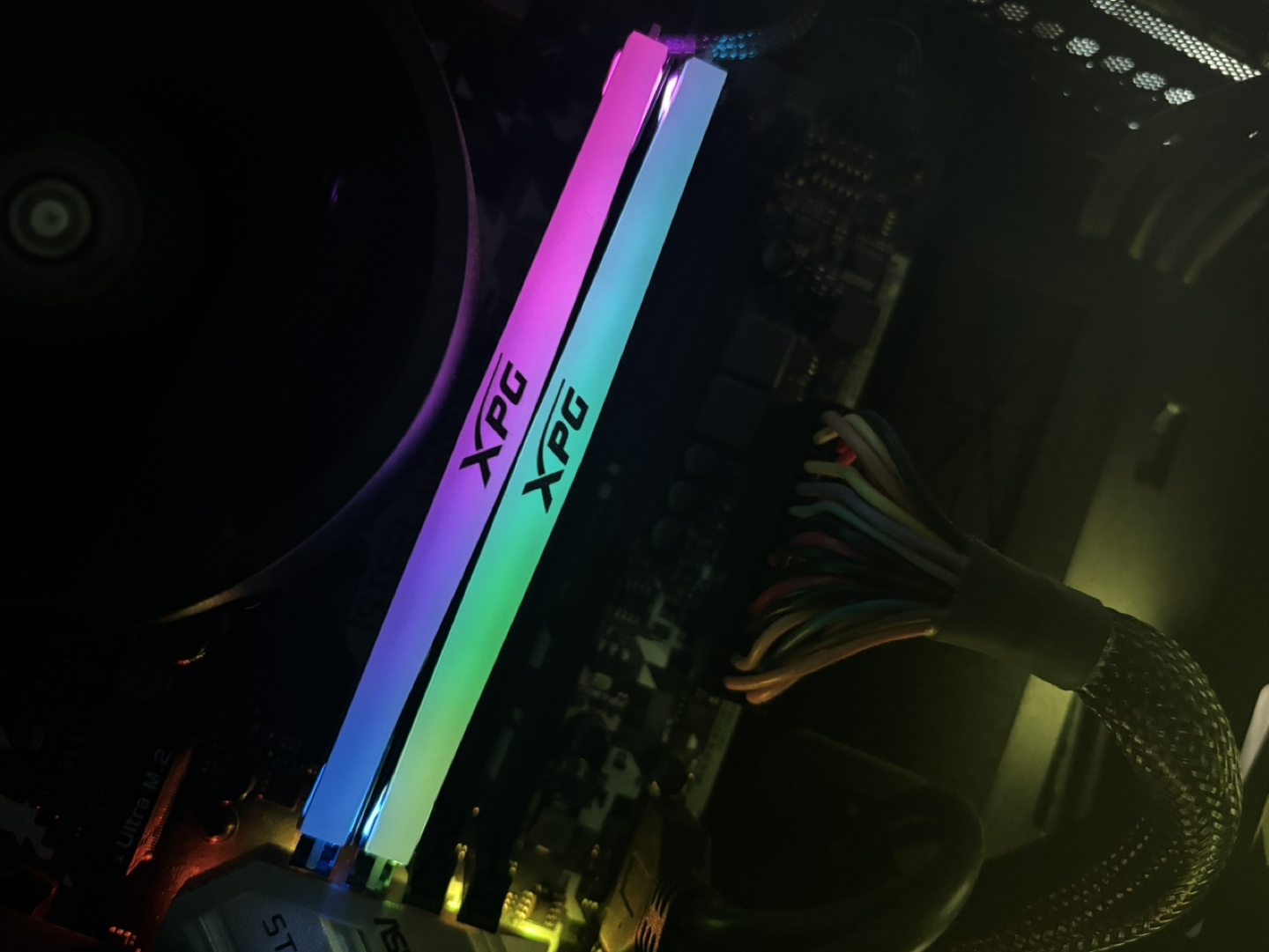 Corsair iCUE 220T RGB Airflow ATX Mid-Tower PC Case - photo 4