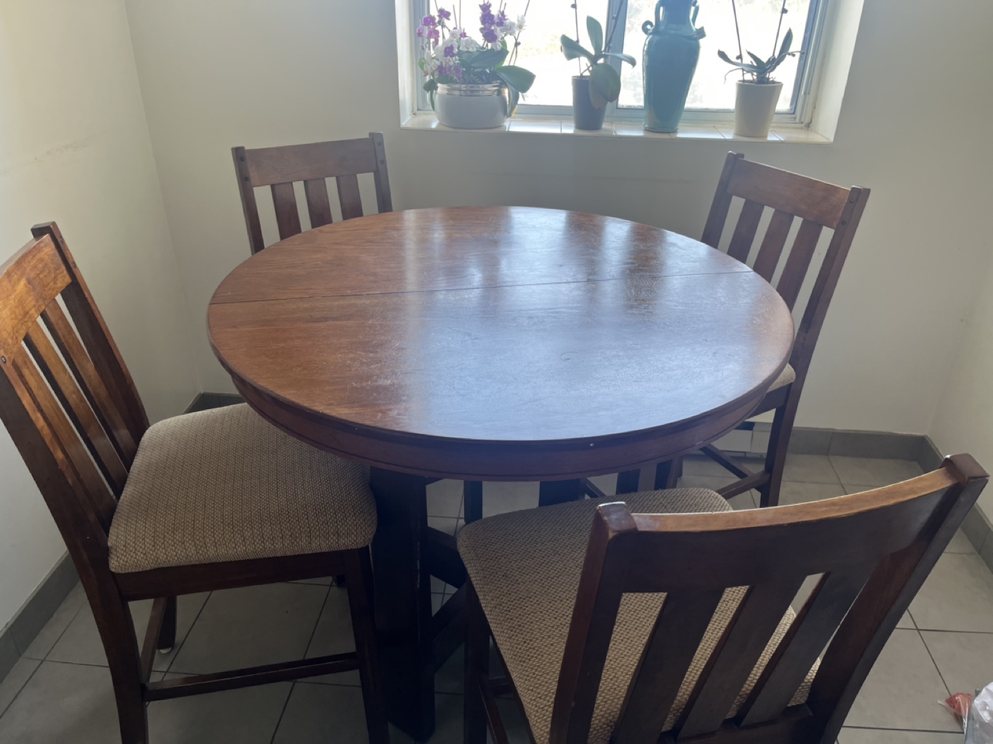 Round/Oval Wooden Dining Table Set with 4 Chairs