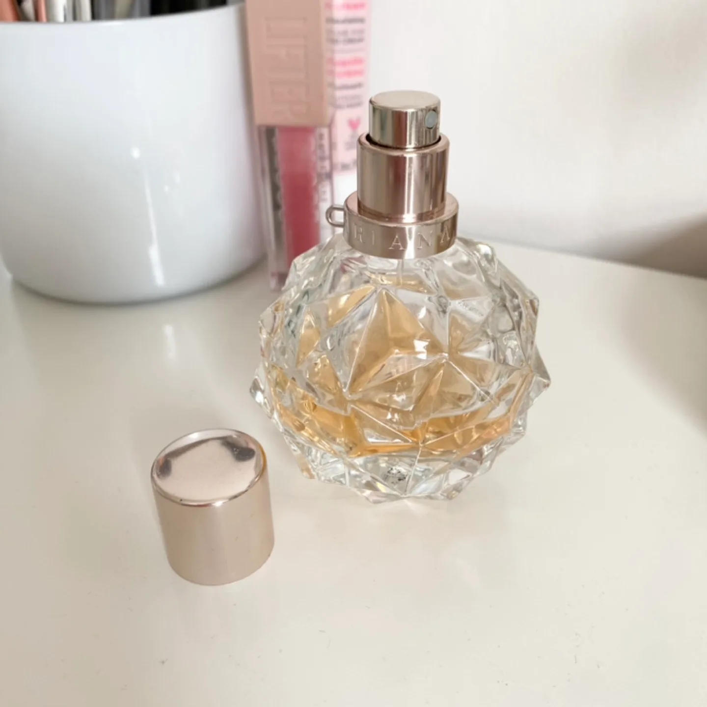 (Half full) Ariana Grande Ari Eau de Parfum Spray image indicator(4)