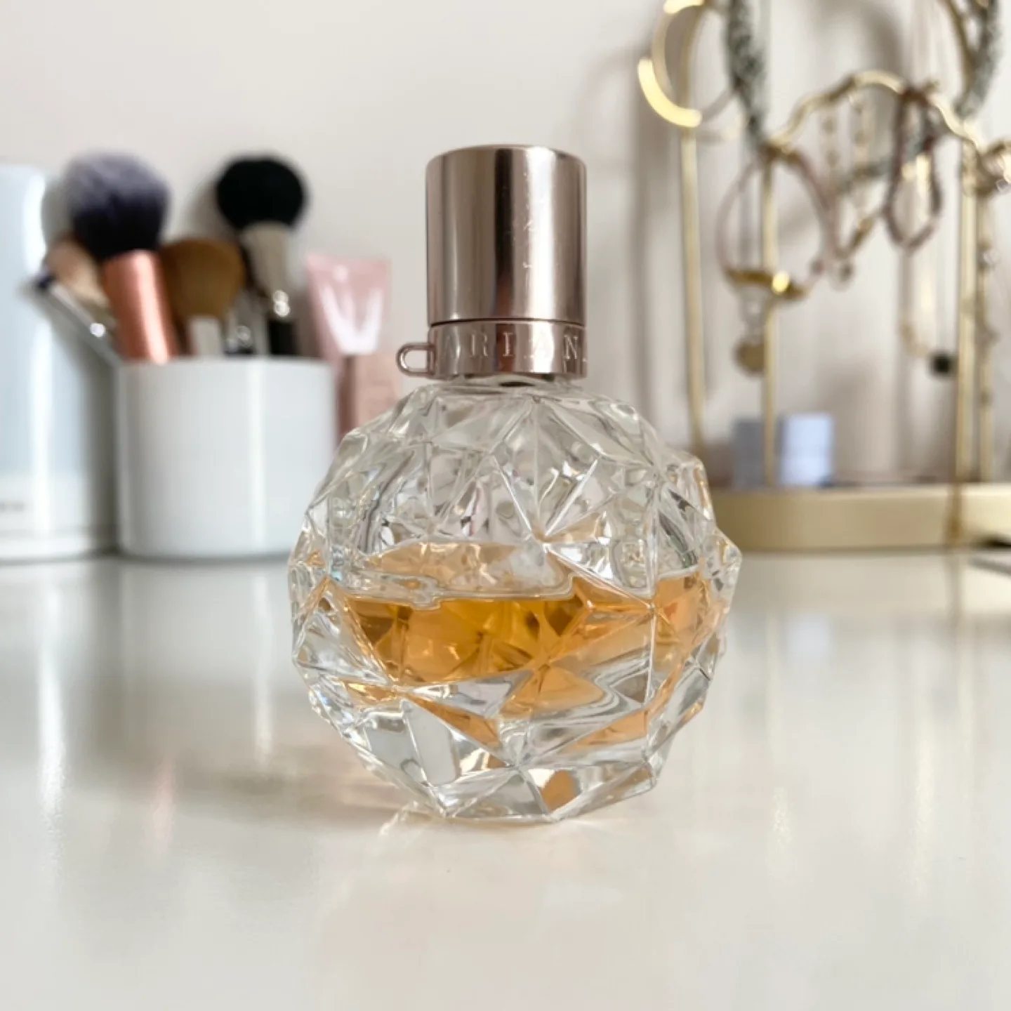 (Half full) Ariana Grande Ari Eau de Parfum Spray image indicator(5)