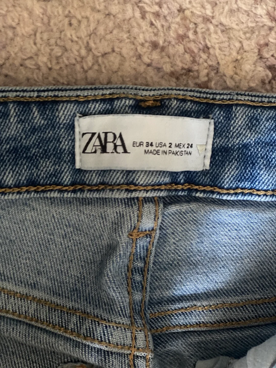 Zara High-Waisted Light Wash Jeans - Size 24 image indicator(2)