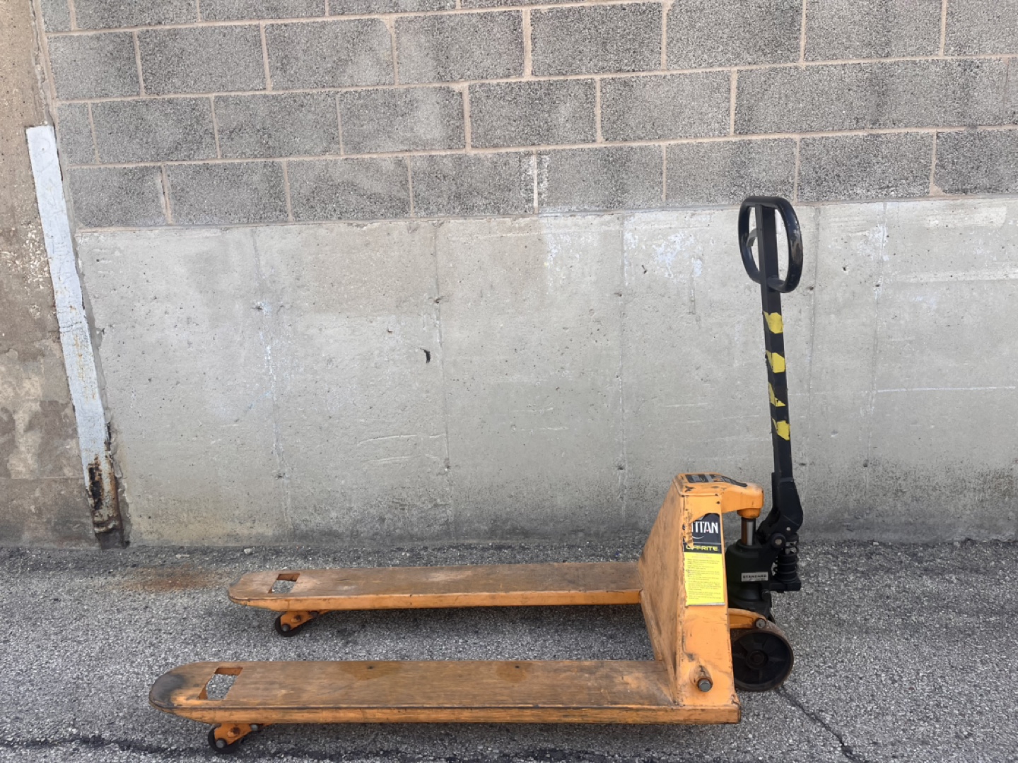 Titan 3500 lbs Capacity Hand Pallet Truck - photo 4