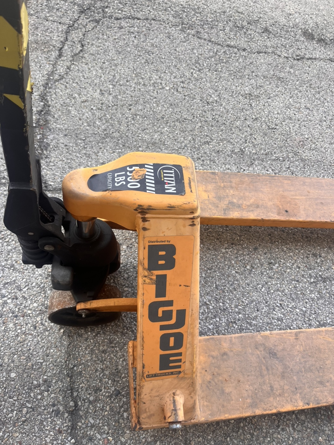 Titan 3500 lbs Capacity Hand Pallet Truck - photo 2