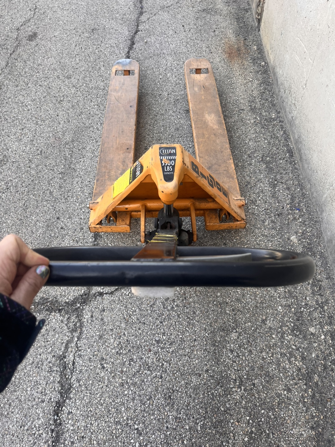 Titan 3500 lbs Capacity Hand Pallet Truck