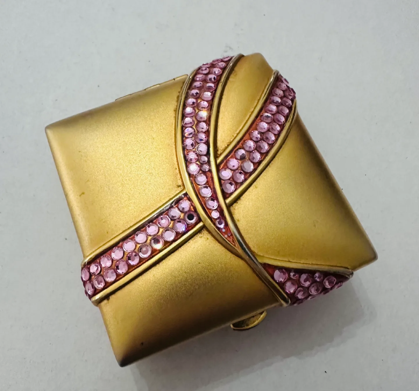 #FREECYCLE Estée Lauder Gold Compact with Pink Crystals image indicator(2)