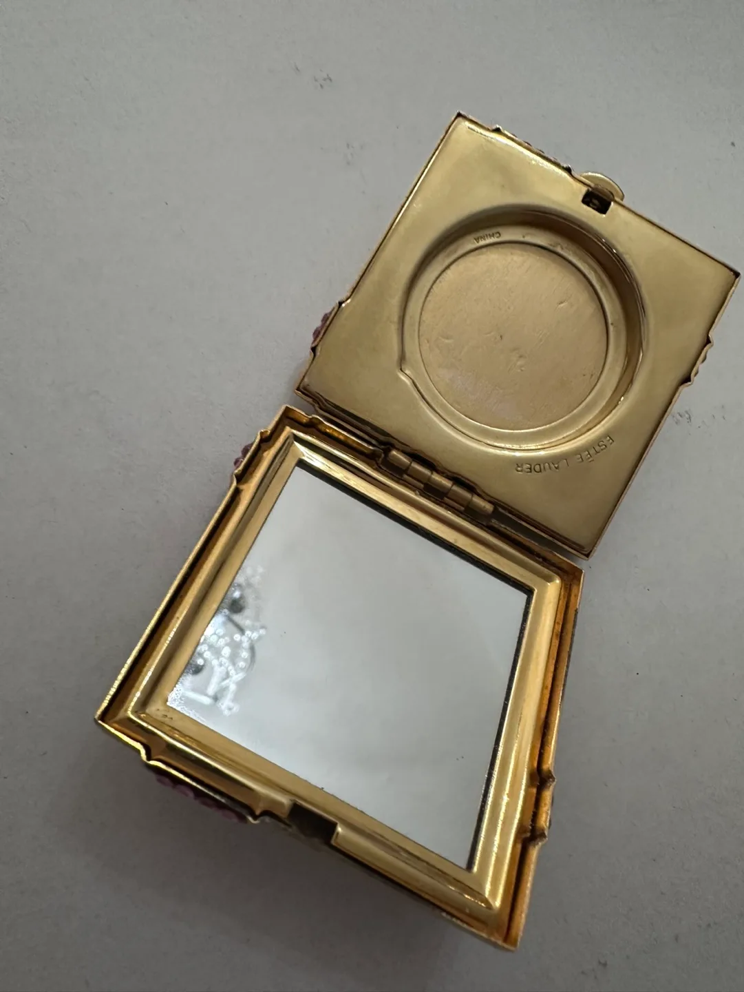 #FREECYCLE Estée Lauder Gold Compact with Pink Crystals image indicator(5)