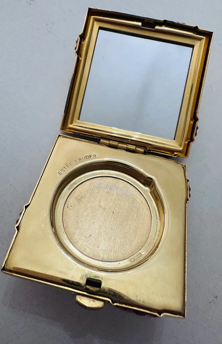 #FREECYCLE Estée Lauder Gold Compact with Pink Crystals image indicator(4)