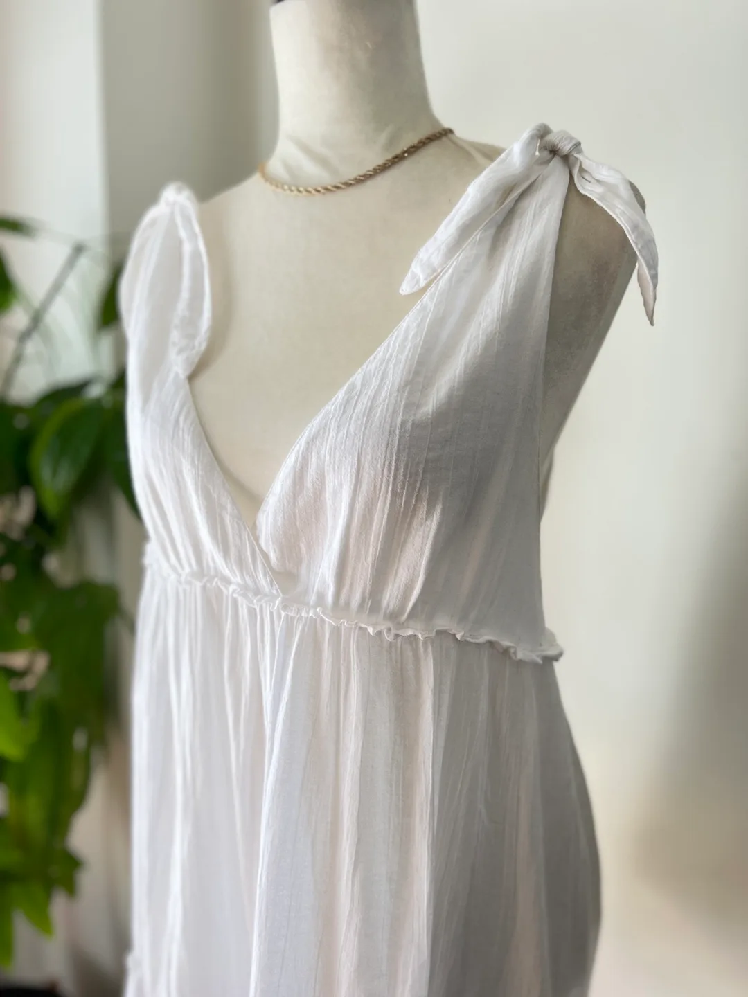 Gorgeous white baby doll style dress with shoulder ties image indicator(4)