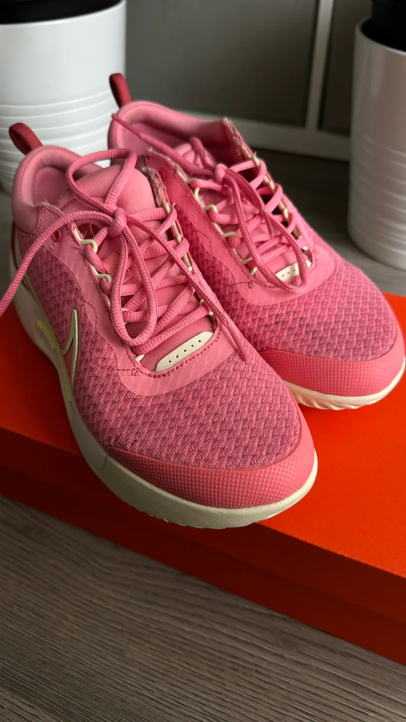 Nike Tennis Court Women's Sneakers - Size 8 image indicator(2)