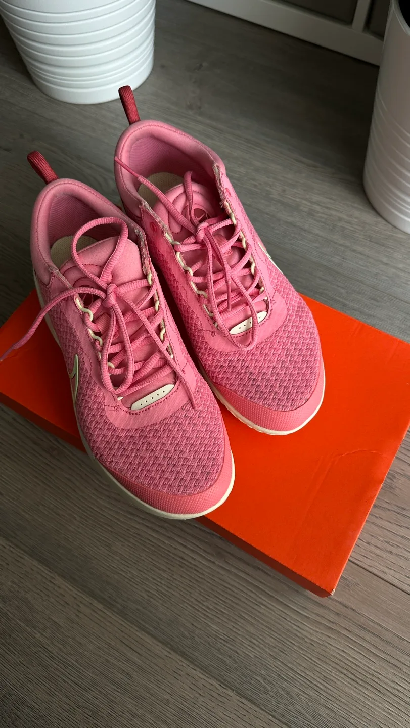 Nike Tennis Court Women's Sneakers - Size 8 image indicator(3)