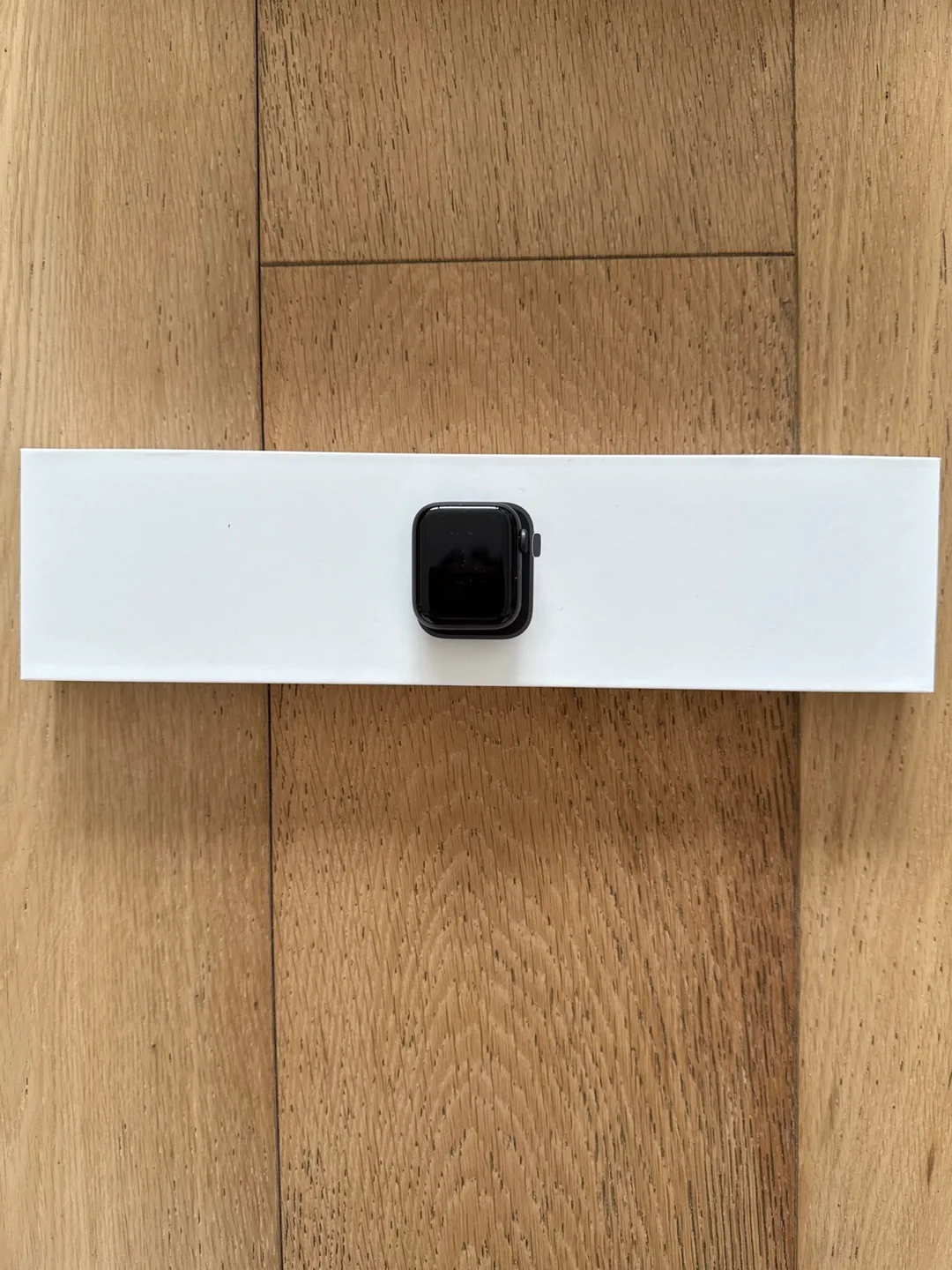 New Apple Watch SE, Space Grey, Black Sport Band - 41mm image indicator(5)