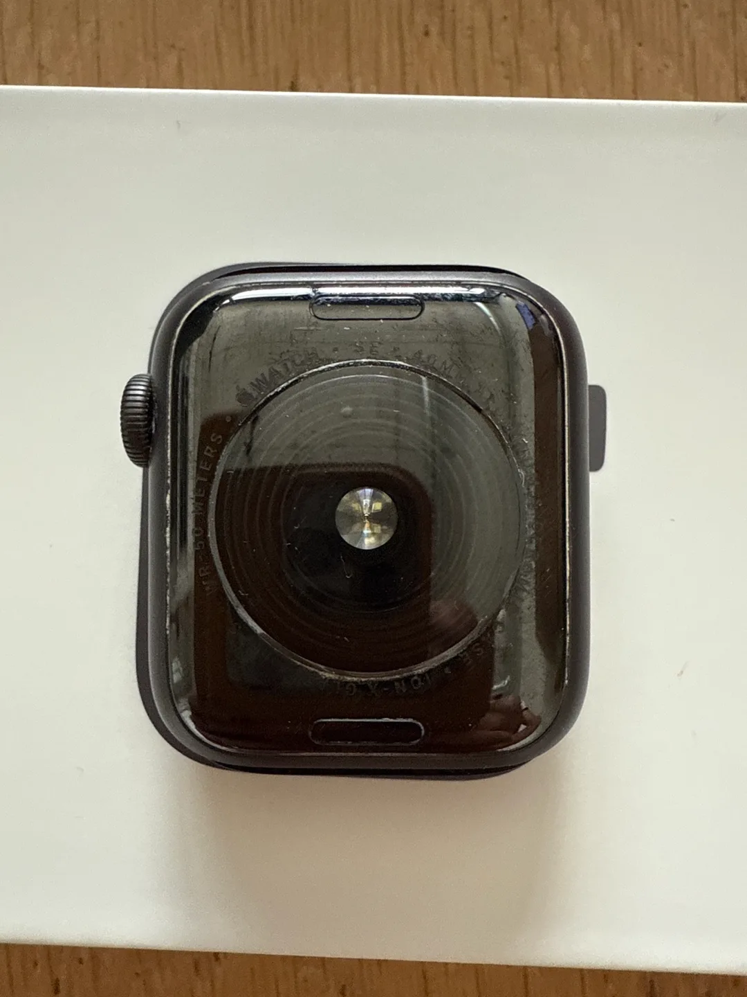 New Apple Watch SE, Space Grey, Black Sport Band - 41mm image indicator(6)