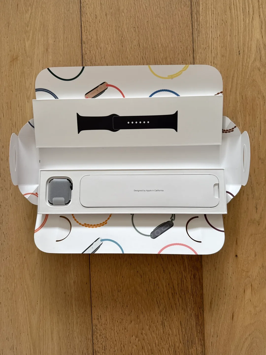 New Apple Watch SE, Space Grey, Black Sport Band - 41mm image indicator(4)