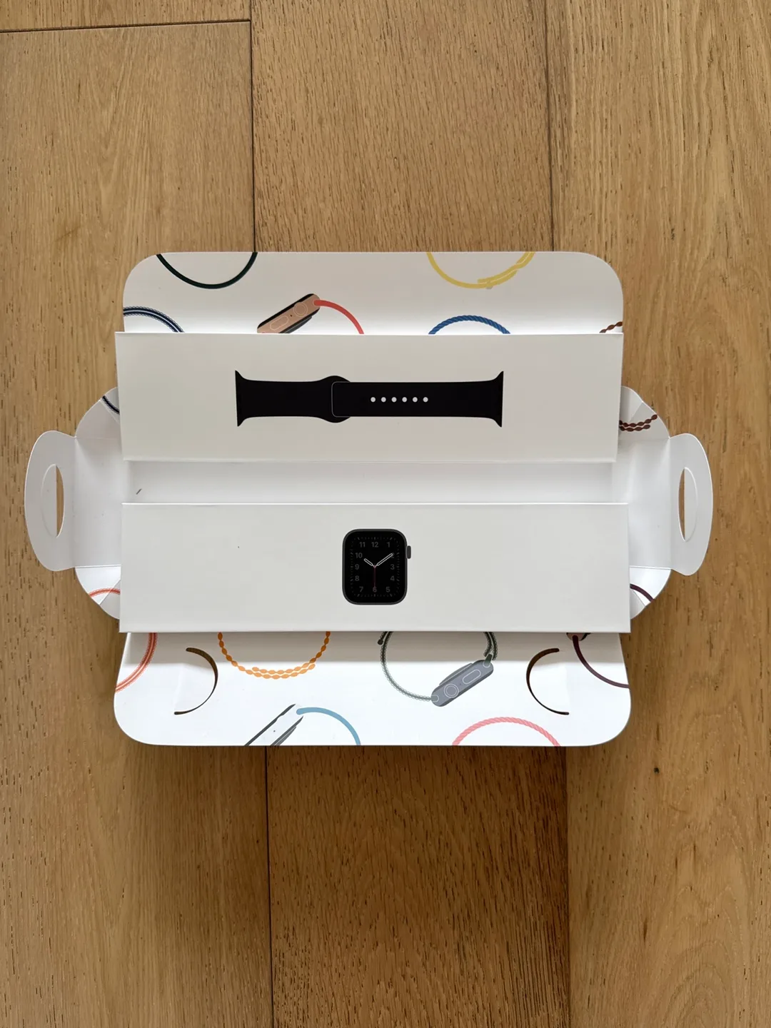 New Apple Watch SE, Space Grey, Black Sport Band - 41mm image indicator(3)