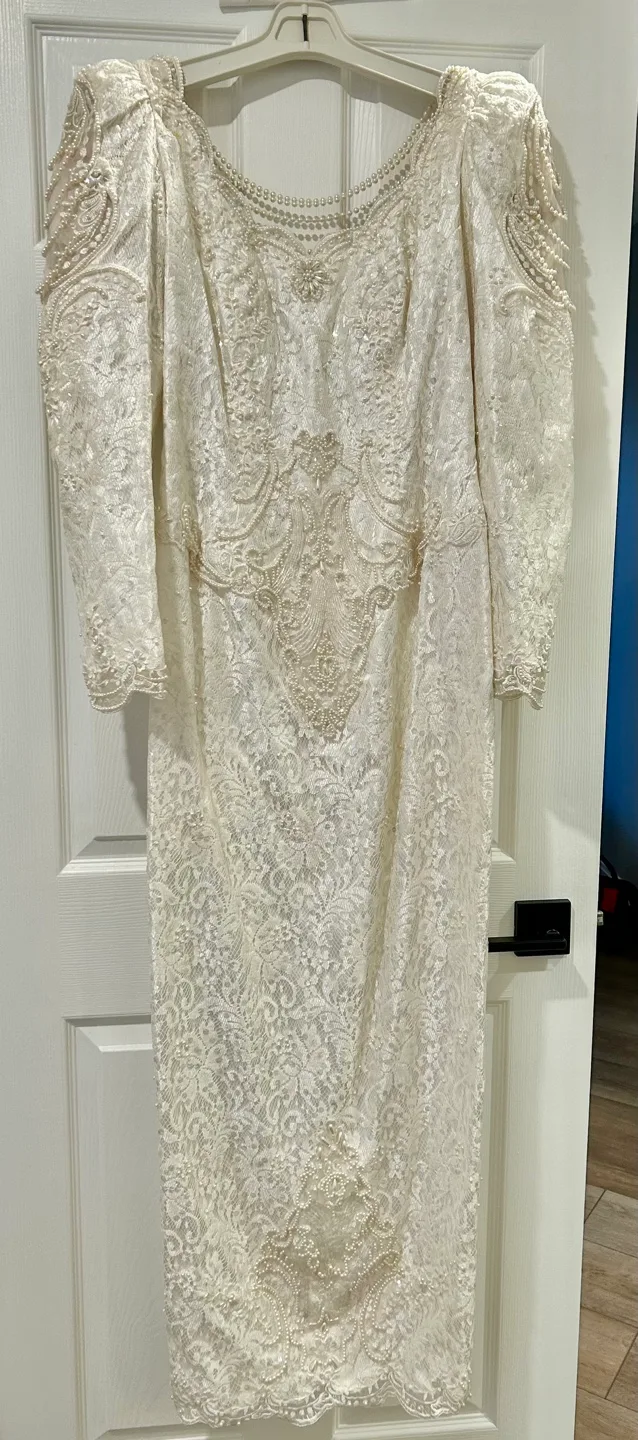 Stunning Designer Wedding Gown/Detachable Train image indicator(5)