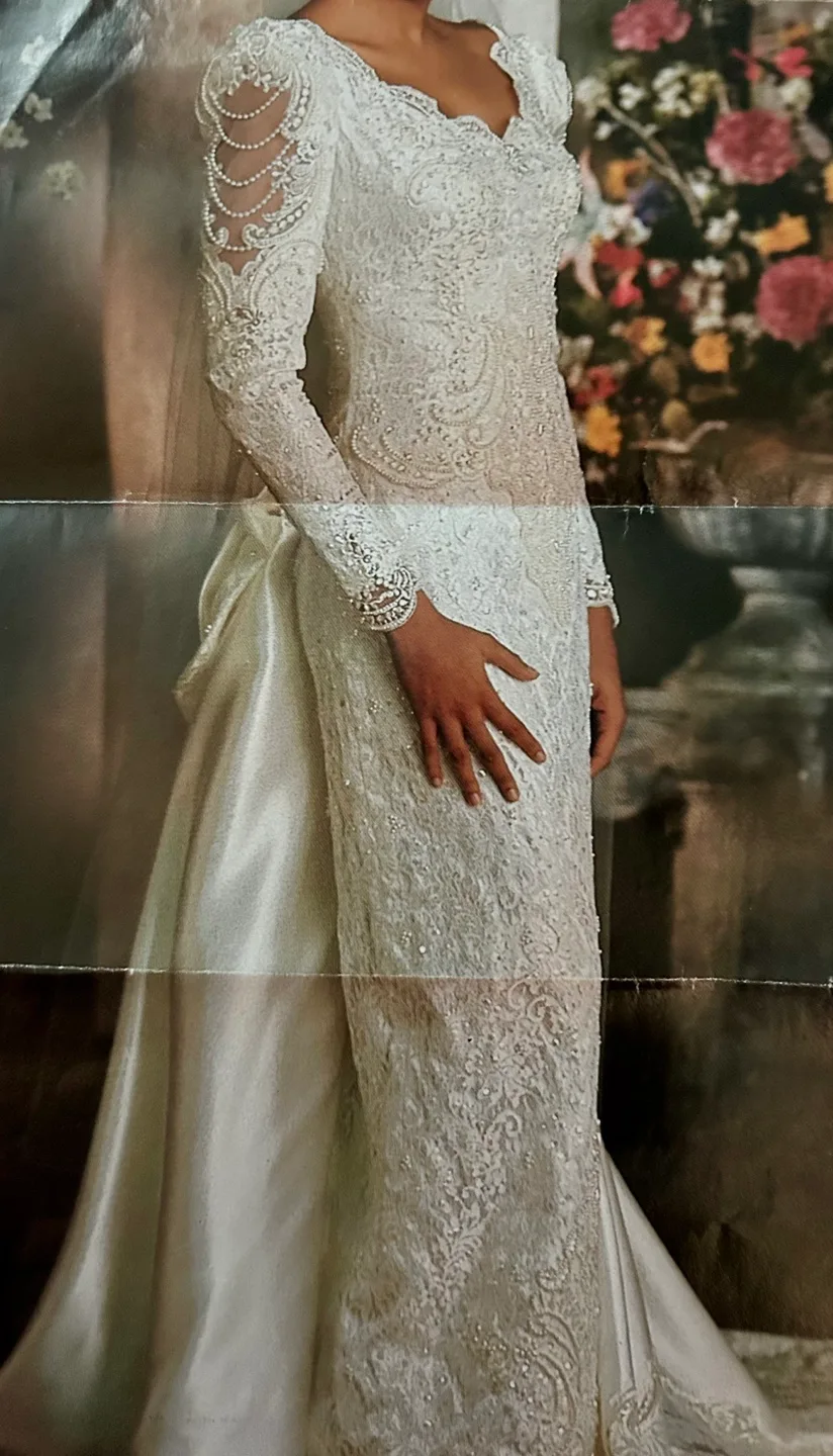 Stunning Designer Wedding Gown/Detachable Train image indicator(3)