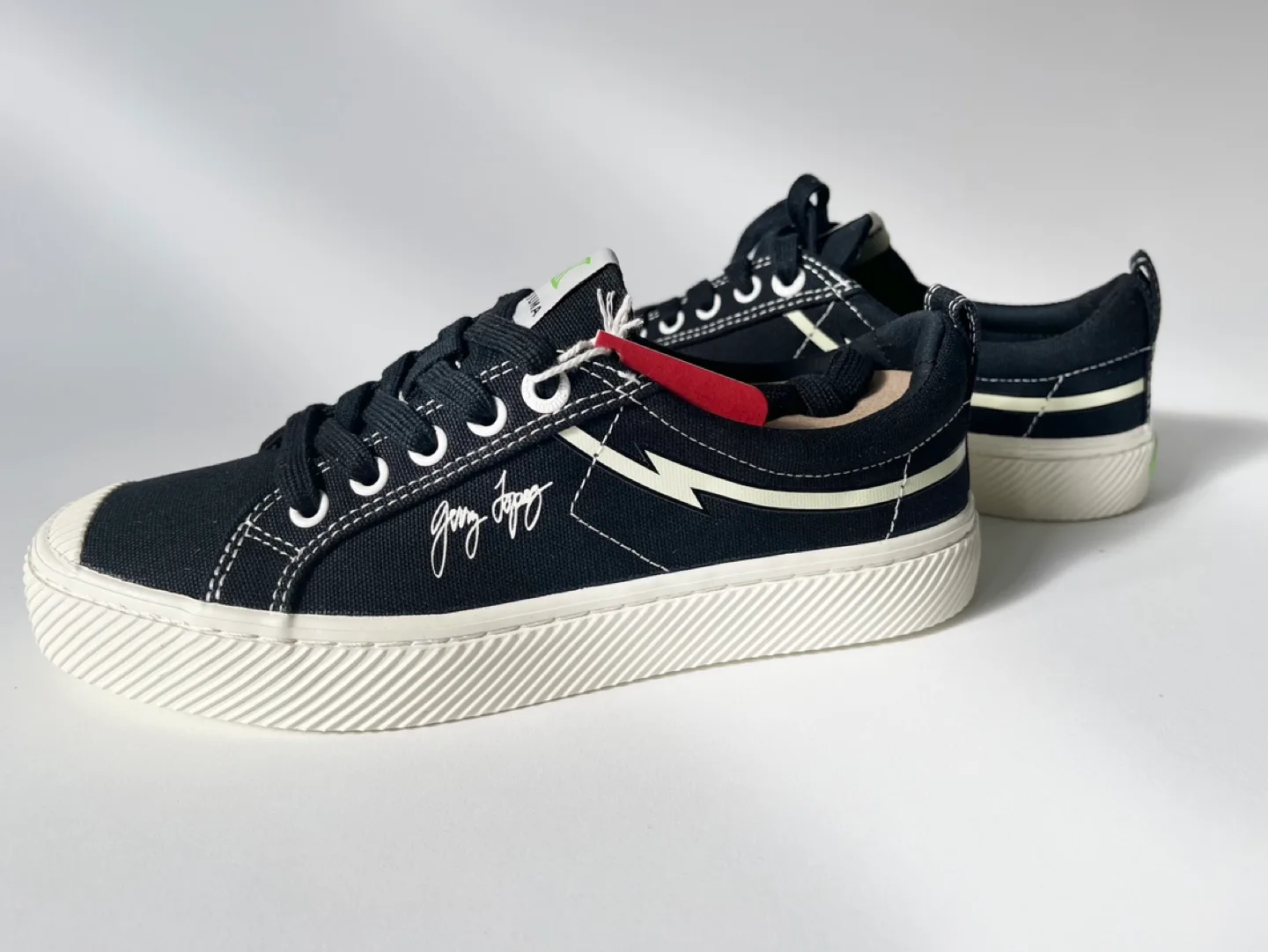 Cariuma Low Gerry Lopez Canvas Women’s Sneaker – Black thumbnail