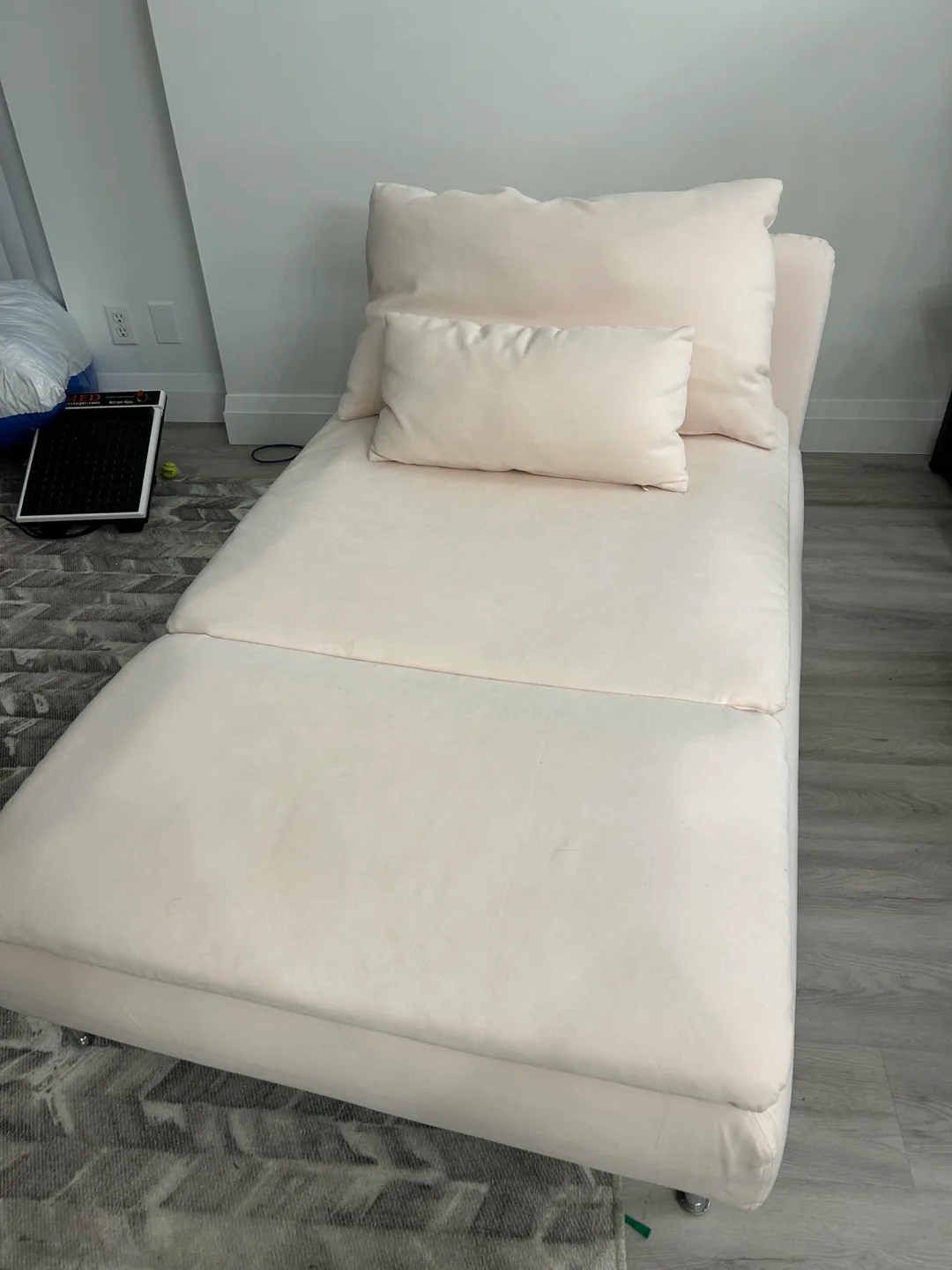 Moving sale - IKEA Chaise Lounge - light pink image indicator(3)