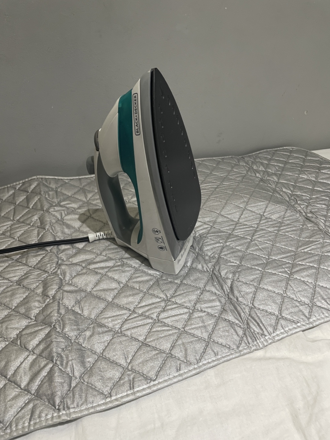 Moving Sale✨ Black+Decker Iron with Mat - photo 2