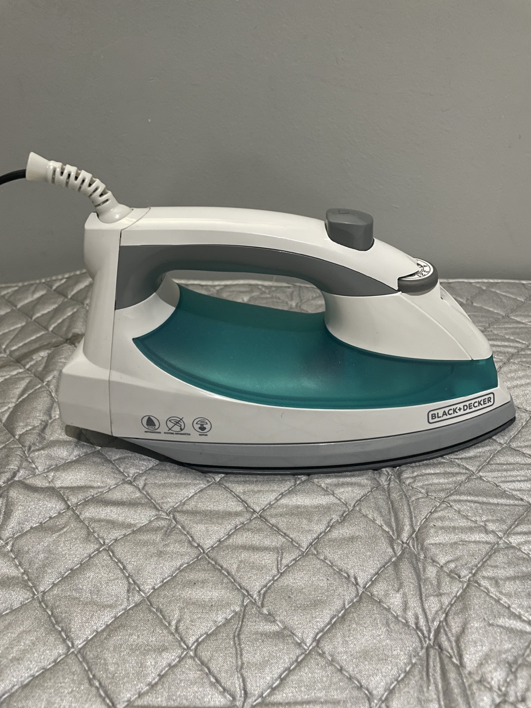 Moving Sale✨ Black+Decker Iron with Mat