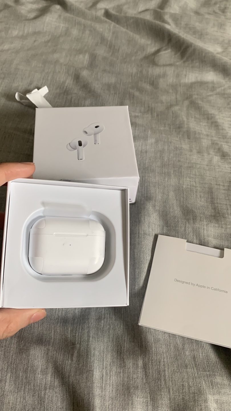 Apple AirPods Pro 2 with Charging Case - photo 3