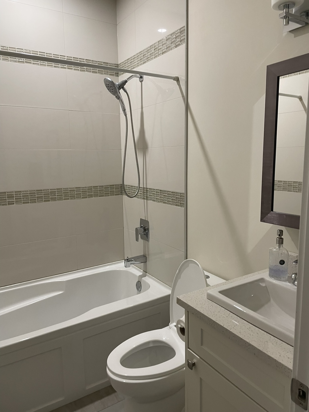 Bachelor Suite - Fully Furnished - photo 2