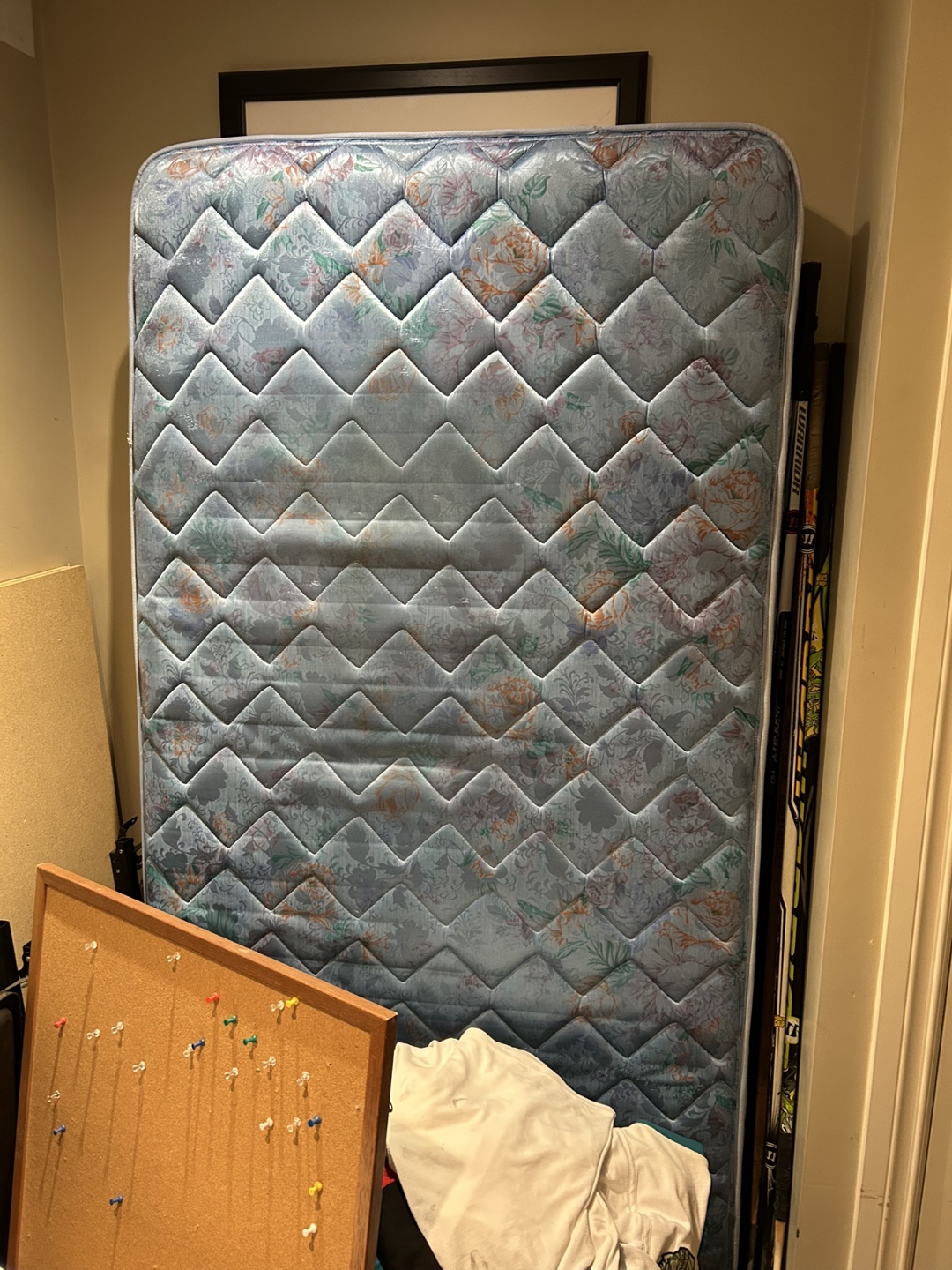 Ikea Pine Twin-size bed frame and mattress - photo 4