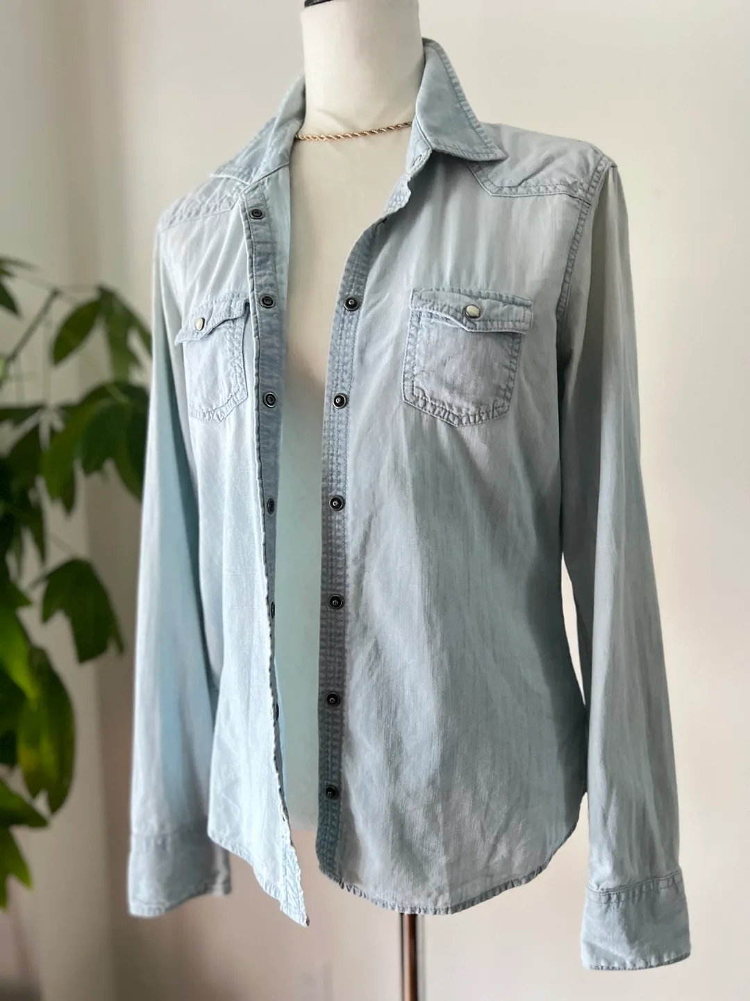 Light Wash Denim Shirt American Eagle image indicator(5)