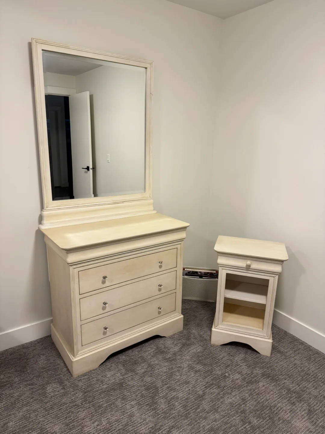 Child's bedroom furniture set - crib, sleigh bed, dresser, hutch image indicator(2)