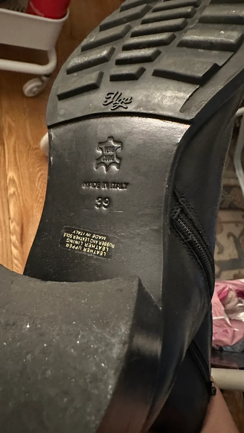 Women Leather boots-very good condition image indicator(3)